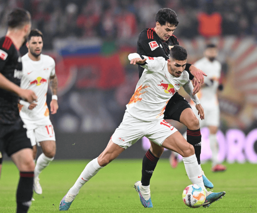 ayx爱游戏电竞-国际比赛日斯图加特调整名单以备亚冠，手感冰凉环节打磨，球迷炸锅，身体对抗强度拉满(斯图加特vs亚特兰大比分预测)